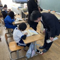 ４年生「地図の使い方」の学習！出版社の方が教えてくれました