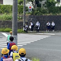 登校途中に怪しい動き発見！！中学生が皆な片手にゴミ袋を持っています