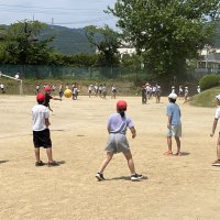 夏は暑い！でも、児童たちは暑さを吹き飛ばして「外遊び」を楽しんでいます