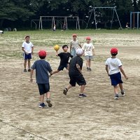 高い「暑さ指数」と「雨降り」の狭間の晴れ間！やっばり、児童は外遊びが似合う