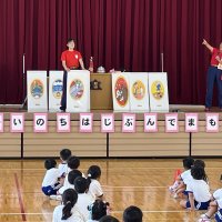 今年も、秋山小にエモちゃん・ミドちゃんがやってきた！１年生の「歌って、踊って、防災・防犯について学ぼう」教室