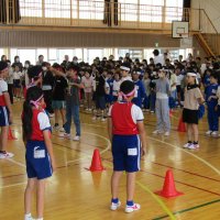 １～５年生による「６年生を応援する会」！６年生の選手も応援する児童も立派な態度でできました