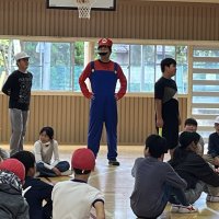 第６学年「学年集会」！マリオやウッディ？が登場