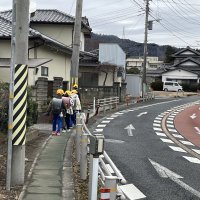 寒い朝！そんな日も児童たちは元気に歩いて登校しました